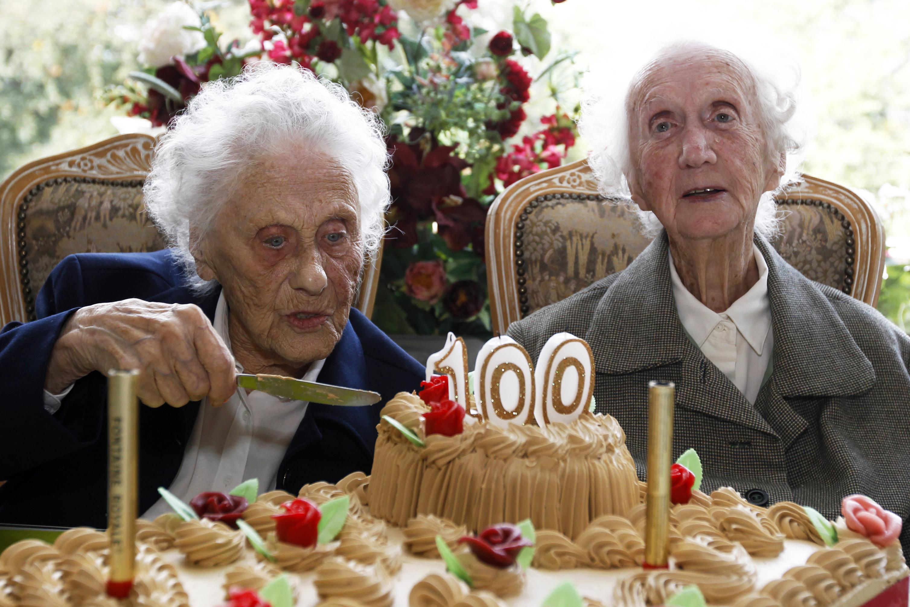 Live 100 years. Долгожители 100 лет. Пожилые люди 100 лет.