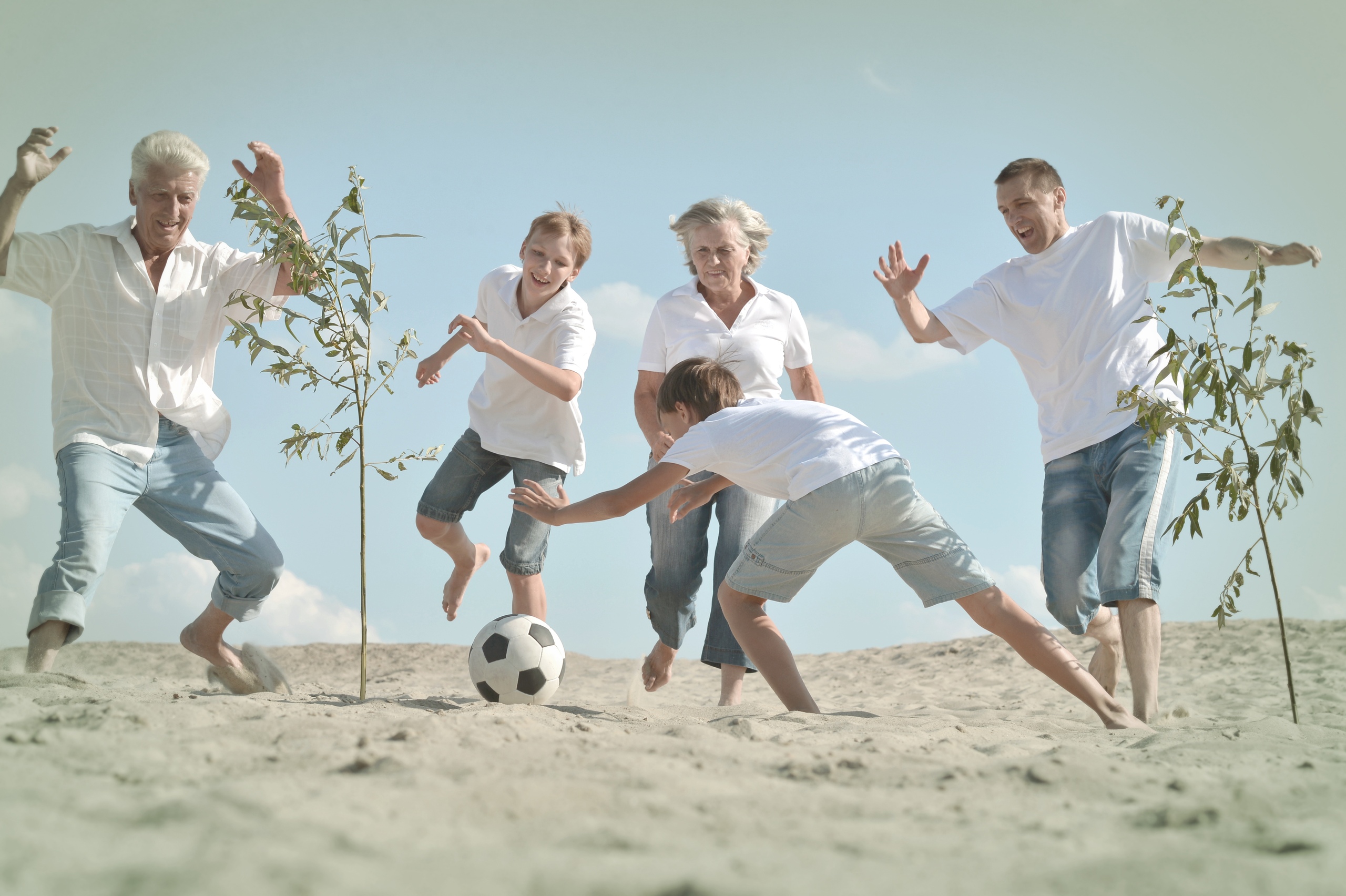 Do you enjoy playing sports. Семья на футболе. Волейбол семья. Семья играет в футбол. Футбола счастливая семья.